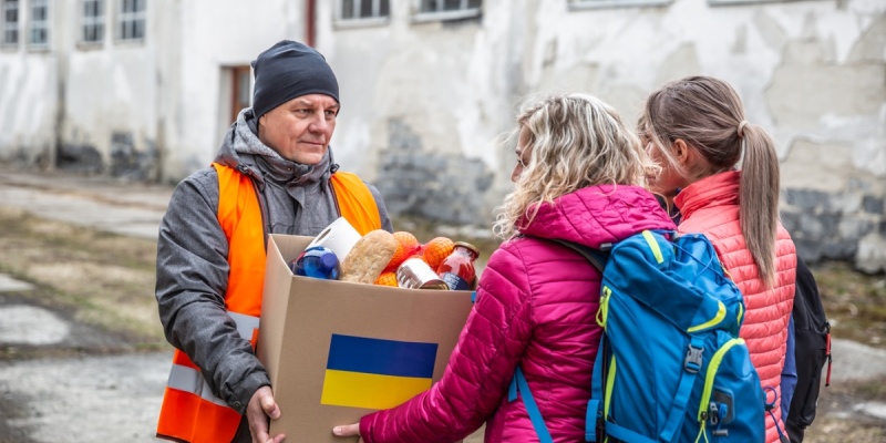 people collecting food